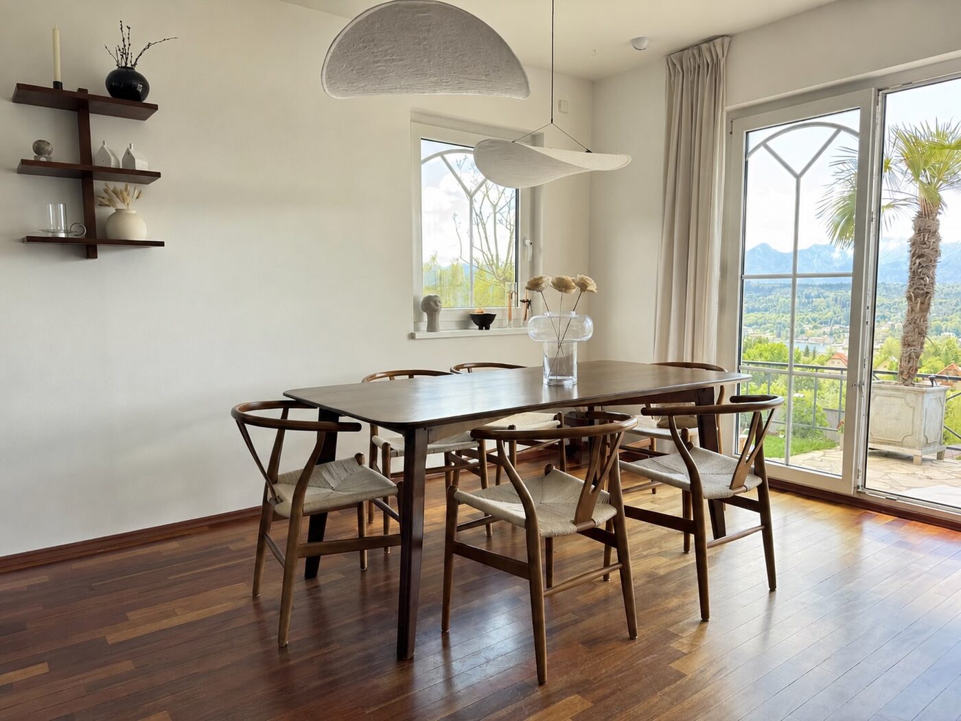 Ruhiges Esszimmer mit Blick auf die Berge