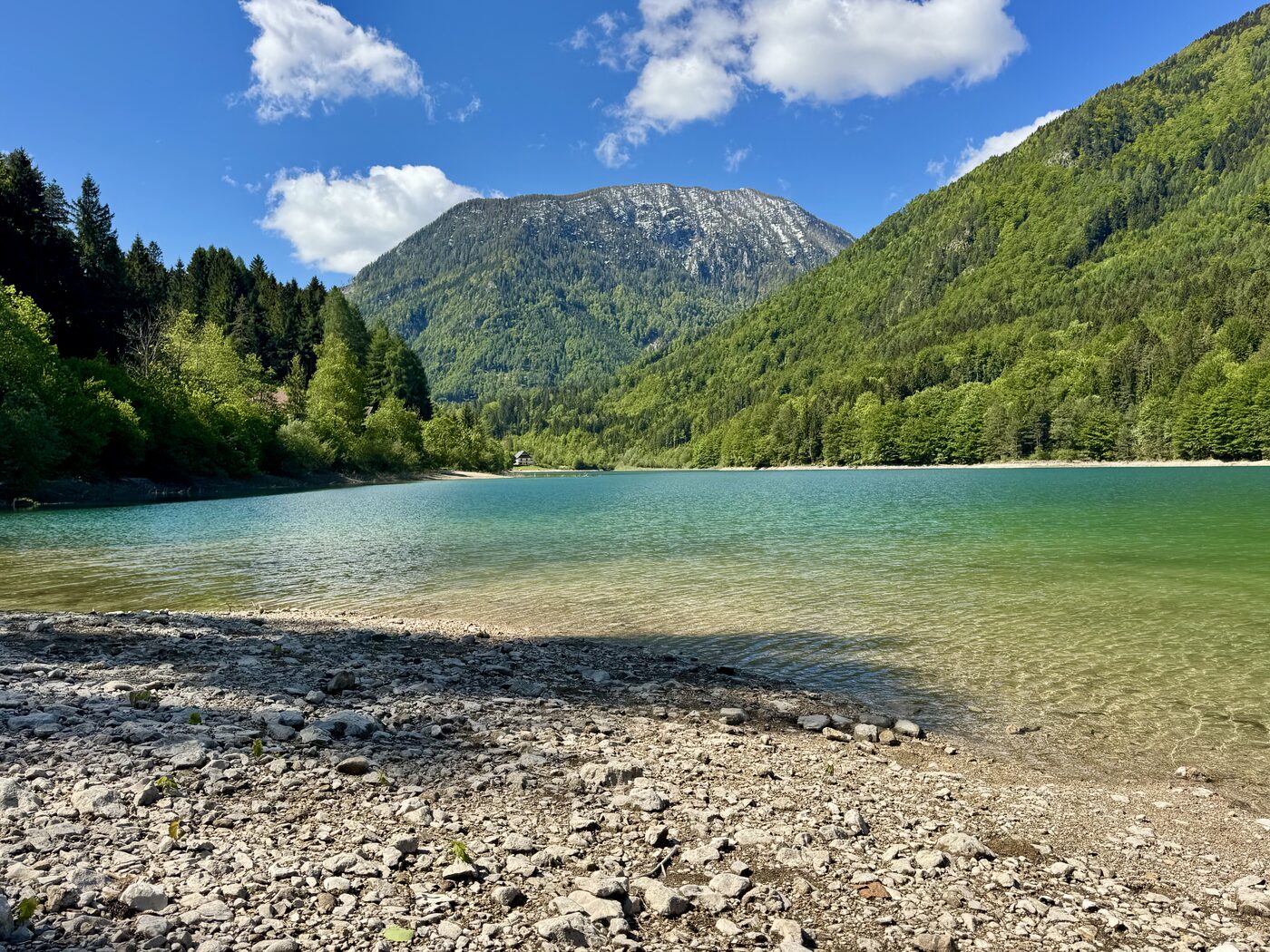 Türkisfarbener Bergsee in den Alpen