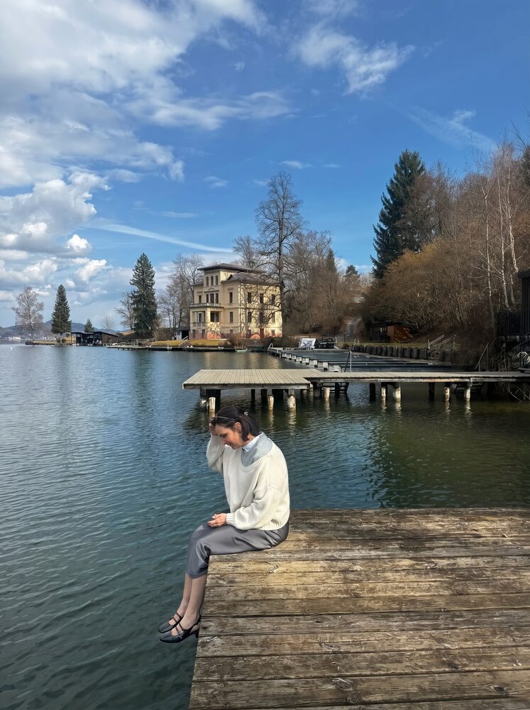 Wiebke auf einem Steg an einem Kärntner See