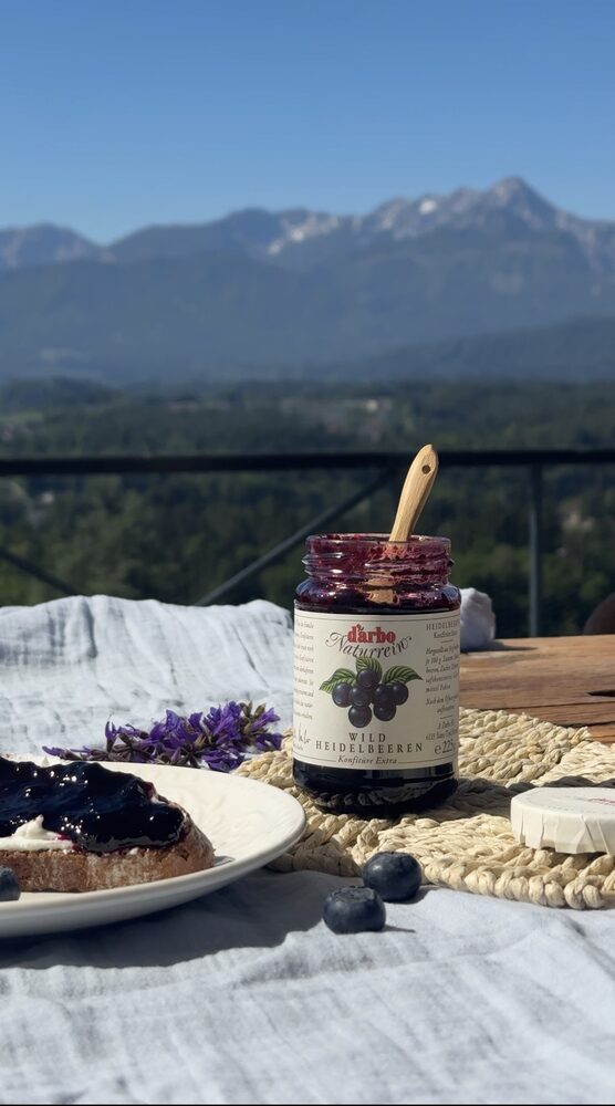 Frühstücksmoment auf der Terrasse mit Bergpanorama